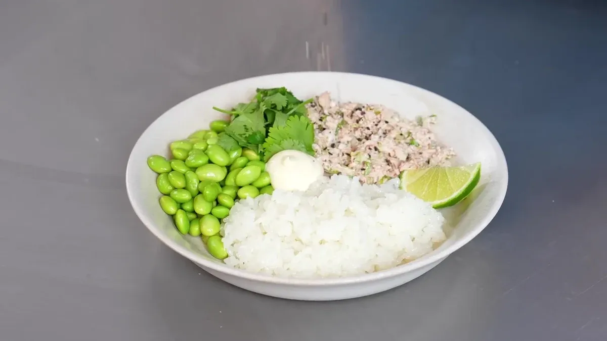 Bol de riz au thon et edamame