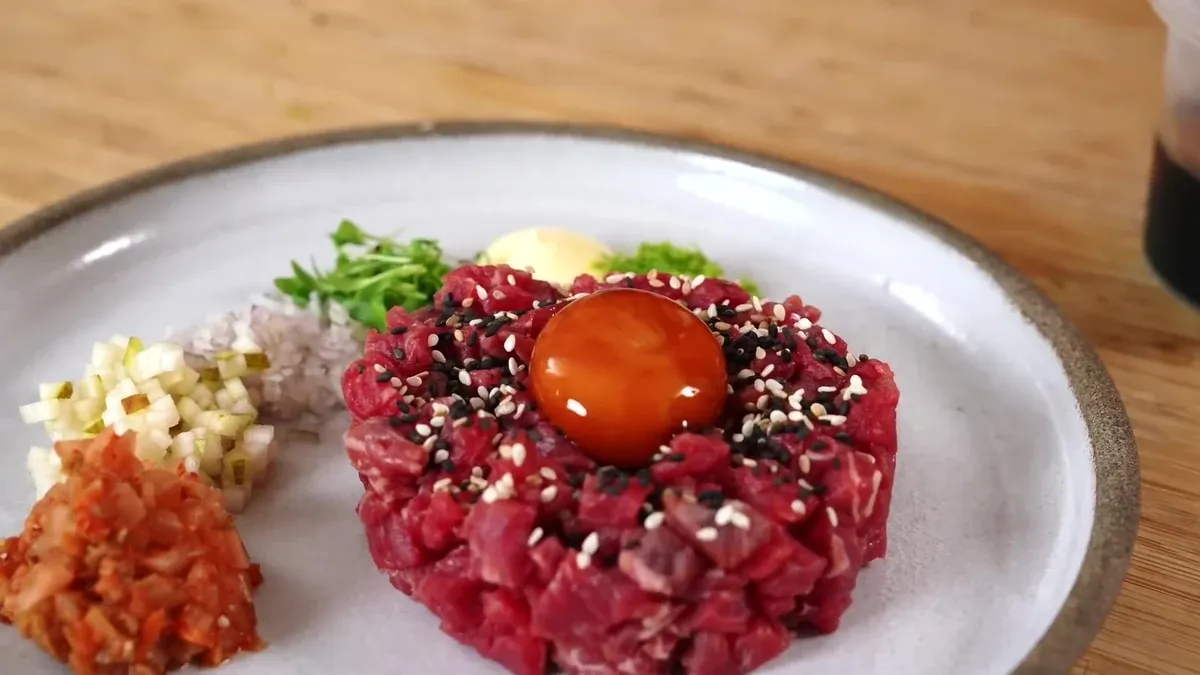 Tartare de boeuf coréen, kimchi et jaune d'oeuf confit