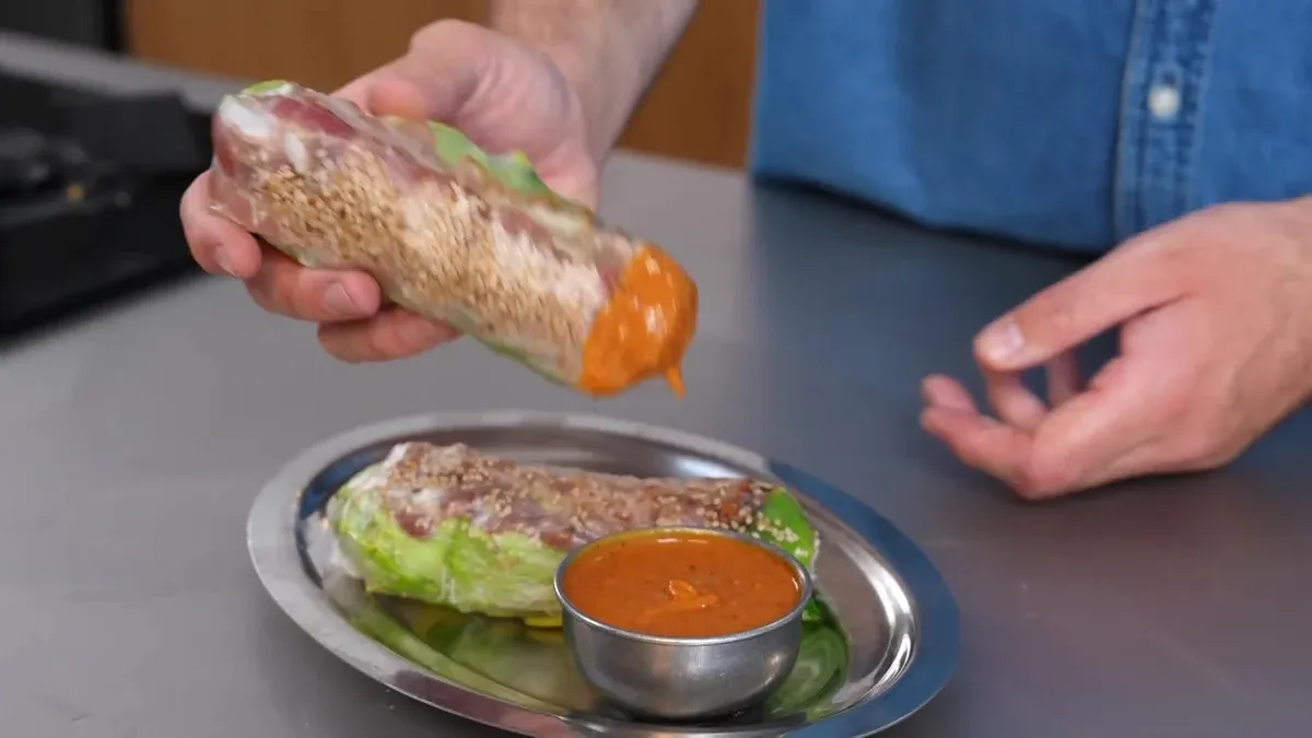 Rouleaux de printemps au bacon et sauce cacahuète