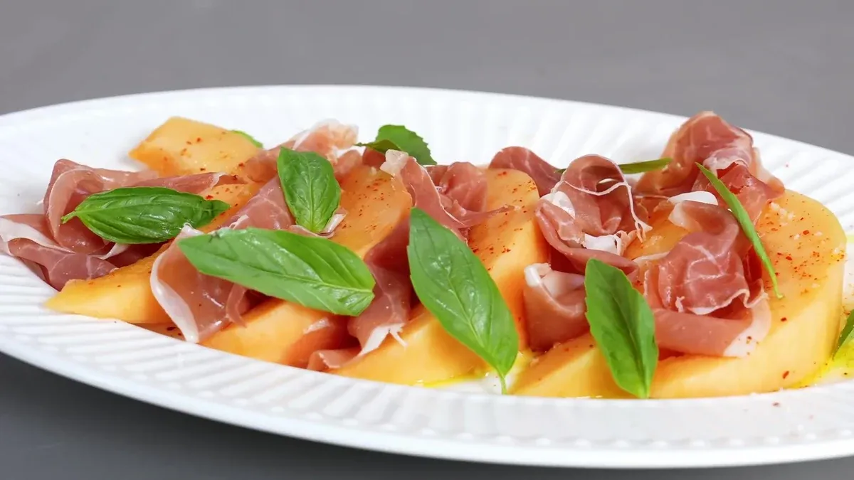 Salade de melon, jambon cru et basilic