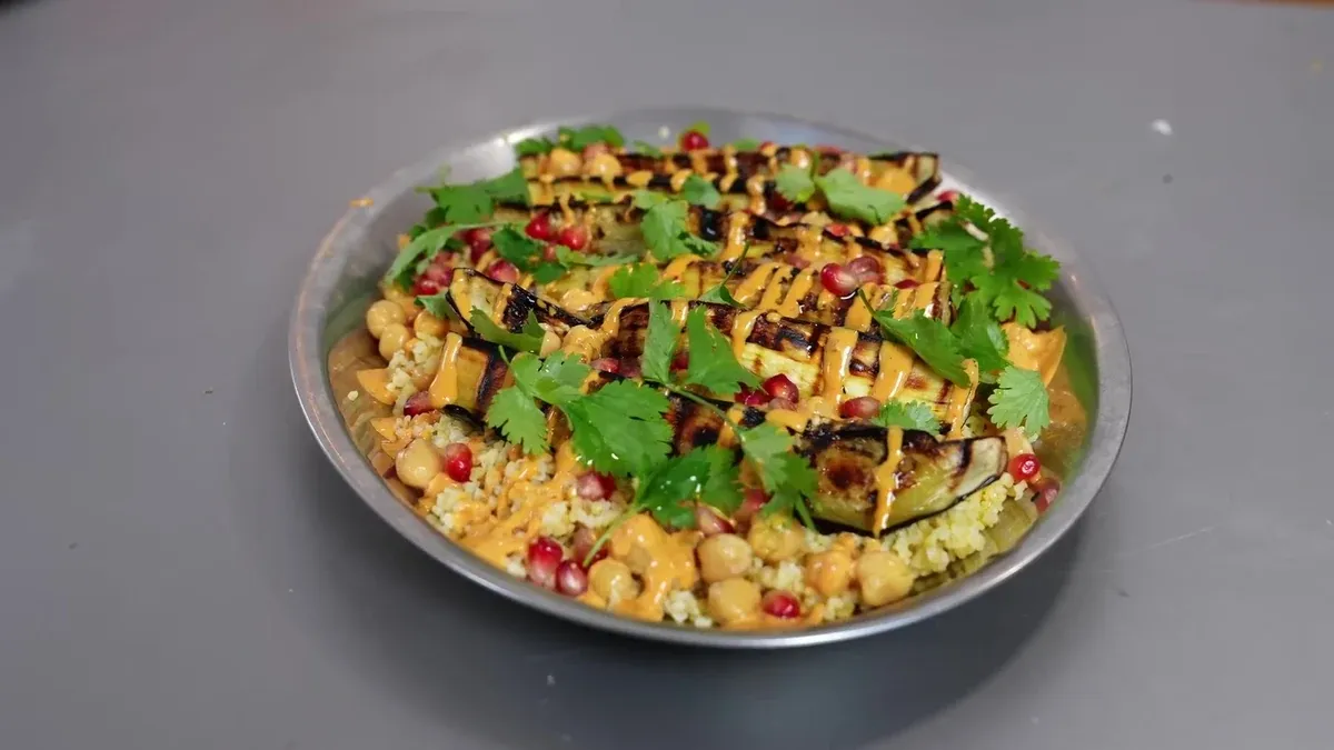 Salade d'aubergines grillées, boulgour et sauce tahini harissa