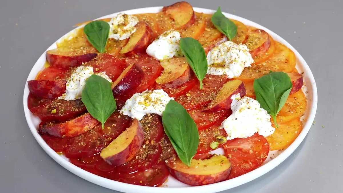 Carpaccio de tomates, pêches, burrata et dukkah