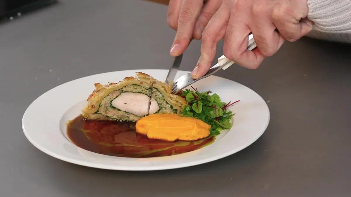Pithiviers de poulet, purée de carottes et jus de volaille