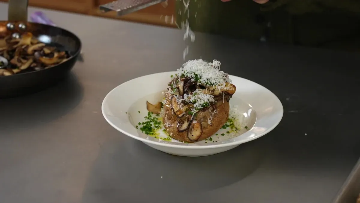 Jacket potato, crème de champignons et pickles d'échalote