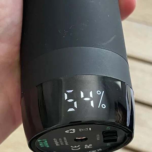 L'écran du Jolt Bolt+ affichant 54 % de batterie restante et les ports de charge