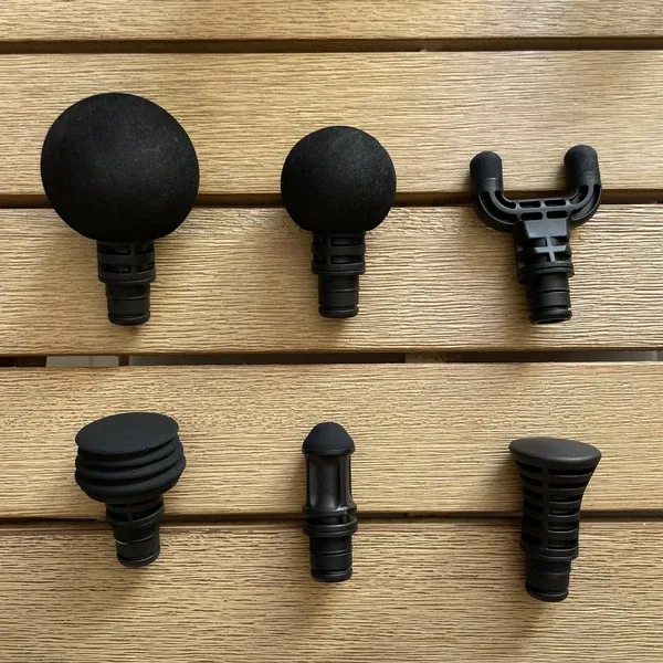Les six têtes de massage interchangeables livrées avec le Jolt Bolt+