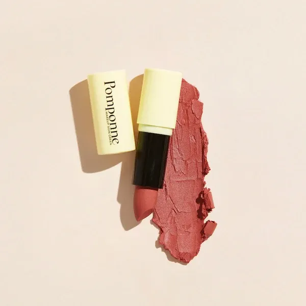 Le rouge à lèvres Pomponne teinte Bois de Rose avec son swatch