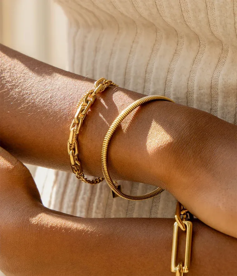 Bracelet et jonc Zag Bijoux en acier inoxydable portés en superposition au poignet