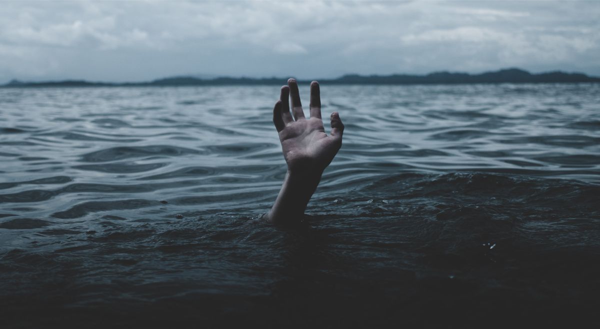 Une main qui sort de l'eau