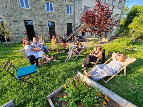 Personne se relaxant dans l'herbe