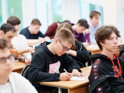 В Чайковском для выпускников образовательных учреждений среднего профессионального образования прошла ярмарка вакансий «Карьера – 2022»