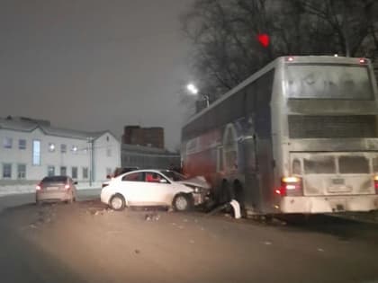 В ДТП с участием автобуса и скорой помощи пострадали 2 человека