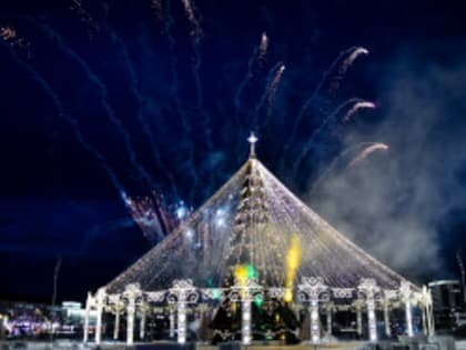 В Перми зажглись огни главной новогодней ели на эспланаде