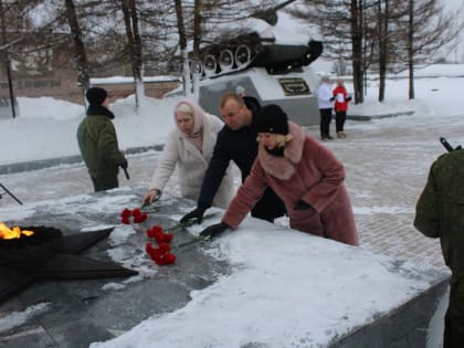 В Соликамском муниципальном округе состоялось возложение цветов к Вечному огню, посвященное Дню полного освобождения Ленинграда от фашисткой блокады