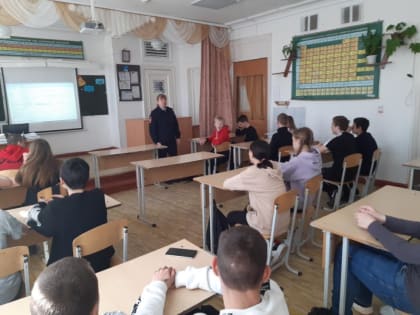 Беседы по ПДД провела инспектор ГИБДД в школе №12