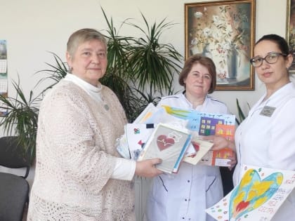 В преддверии Международного Дня медицинской сестры председатель общественного совета ГПК №5 передала старшей медсестре трогательные открытки сделанные детьми