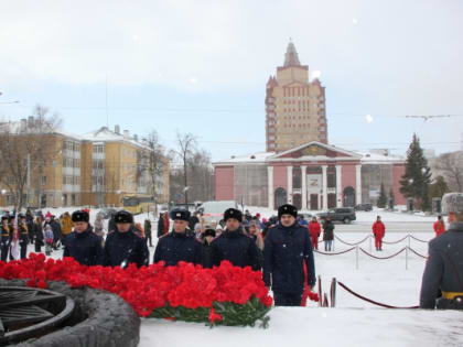 Офицеры регионального следственного управления СК России в День народного подвига по формированию Уральского добровольческого танкового корпуса возложили цветы у мемориала