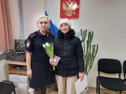 Сотрудники отделения по вопросам миграции поздравили женщин с весенним праздником