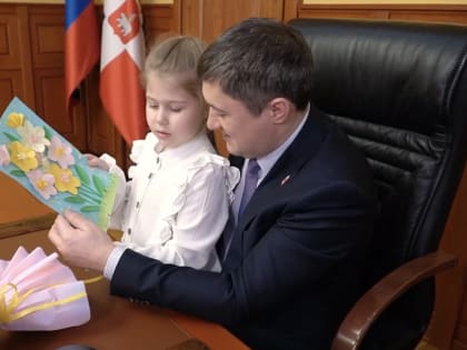 Губернатор Пермского края Дмитрий Махонин поздравил жительниц региона с 8 марта