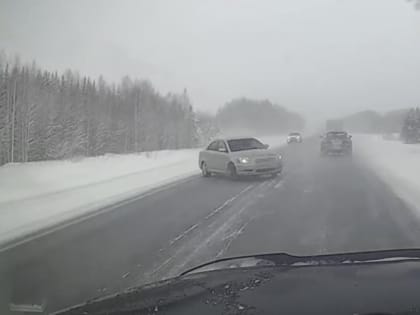 В сети появилось видео автомобильной катастрофы в Прикамье, в которой погибли два и пострадали пять человек