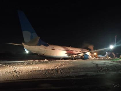 В пермском аэропорту самолет при разгоне на взлет застрял в сугробе