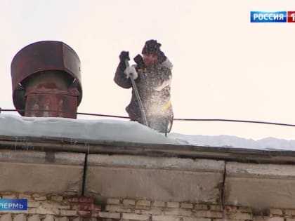 В Перми усилен контроль за очисткой крыш от снега и льда