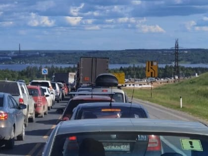 В Перми вечером 26 июня перед Чусовским мостом образовалась автомобильная пробка