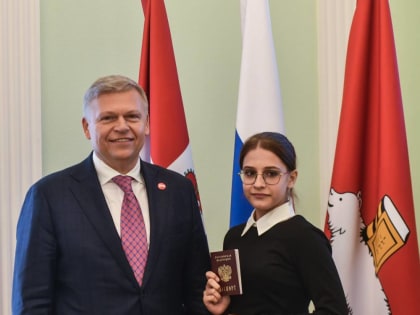 ​Глава Перми Алексей Дёмкин вручил паспорта школьникам