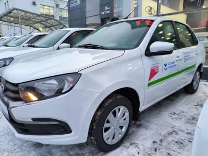 Верещагинская районная больница накануне 2024-го получила хороший подарок - два новый санитарных автомобиля Lada Granta