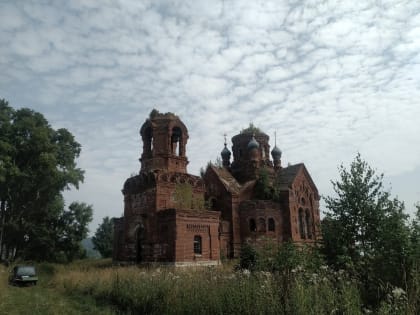 Берег подмывает – храм стоит