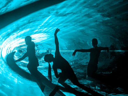 В космическом пространстве «Сцены-Молот» герои и планета-океан