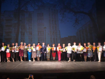 В честь Дня учителя 49 педагогов Пермского края были отмечены федеральными и краевыми премиями