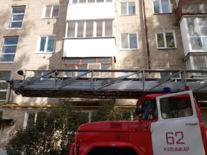 Пытавшийся спрыгнуть с балкона в Кудымкаре объяснил полиции, что не может выйти из дома