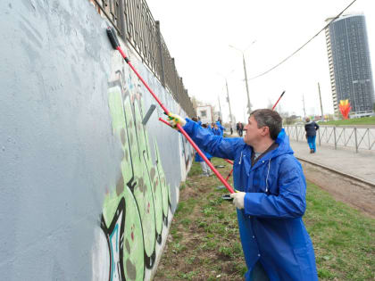 Губернатор Пермского края закрасил граффити во время всероссийского субботника