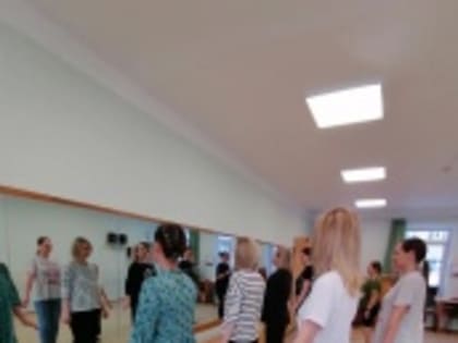 В рамках мероприятий, посвященных Году семьи, сегодня в школе искусств состоялся мастер-класс по народному танцу для родителей наших учеников.