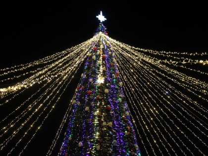 В Верещагино установили 15-метровую искусственную красавицу-ёлку