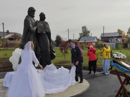 В Соликамске открыли памятник Петру и Февронии