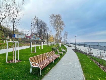 В сквере набережной Камы у Речного вокзала Перми высаживают деревья 