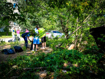 ​Сотрудники мэрии Перми вышли на уборку мусора с площадок снесенных аварийных домов
