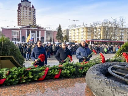 В Перми состоялось возложение цветов к мемориалу Уральскому добровольческому танковому корпусу