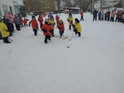 Чайковские дошколята играют в хоккей