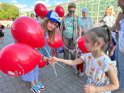 Молодогвардейцы поздравили маленьких жителей Мотовилихи с Международным Днём защиты детей