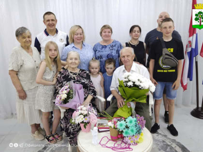 13 июня, в отделе ЗАГС, в торжественной обстановке поздравили супругов Леонида Степановича и Любовь Сергеевну Шестаковых с бриллиантовой свадьбой!