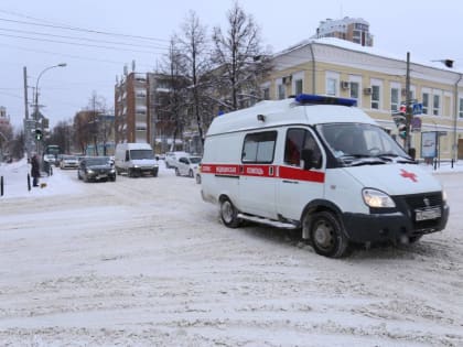 ​Пермская скорая зафиксировала 10 случаев падения снега и льда с крыш на людей