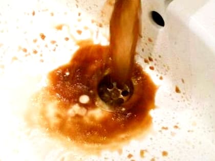 Моральный вред из-за ржавой вонючей воды в кране отсудил житель Прикамья