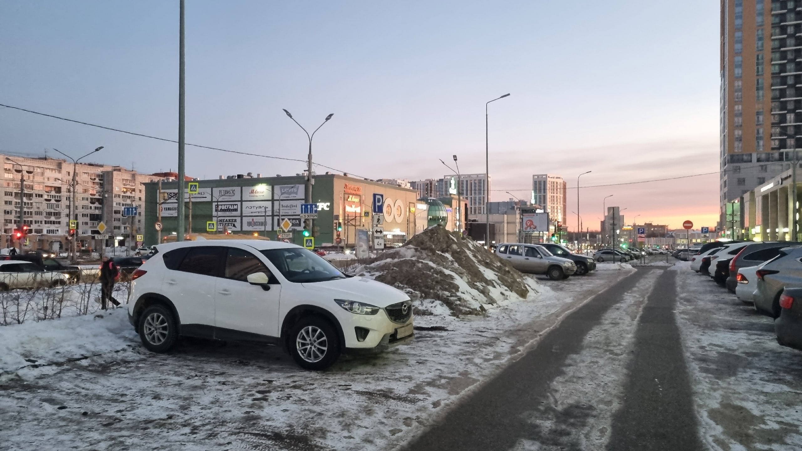 Парковки пермь 2024. Стоянка автомобилей. Снегопад в городе. Парковка в снегу. Заснеженная стоянка.