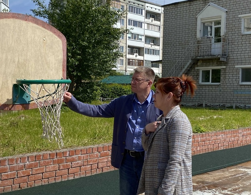 Новости березников. Спортплощадка. Баскетбольные площадки в Костроме. Спортивная площадка Протвино садик. Березники Пермский край Катя.