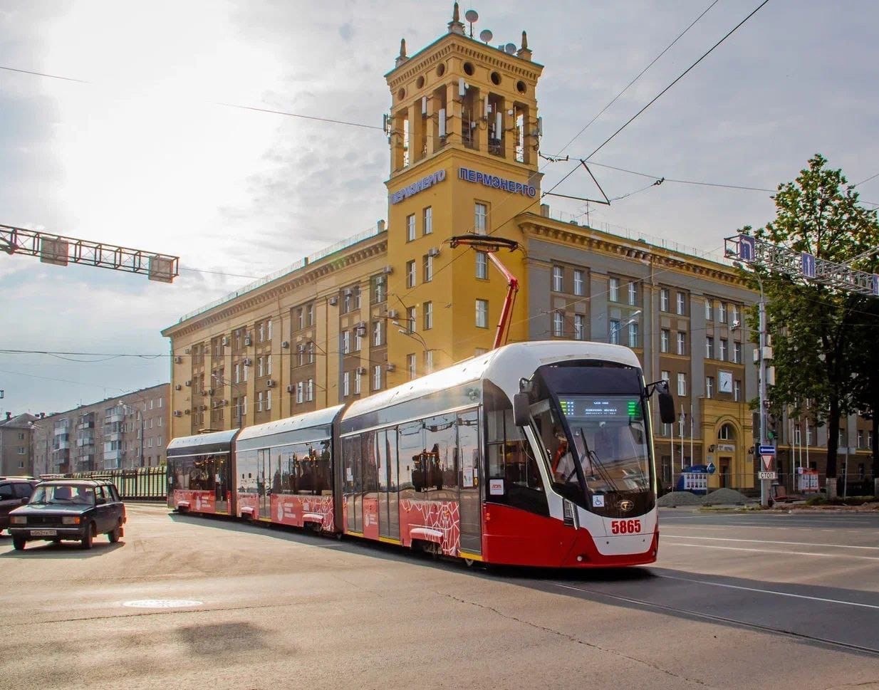 Городской транспорт пермь. Трамвай Лев 71-934. Трамвай Пермь. Новые трамваи в Перми. Маленький трамвай.