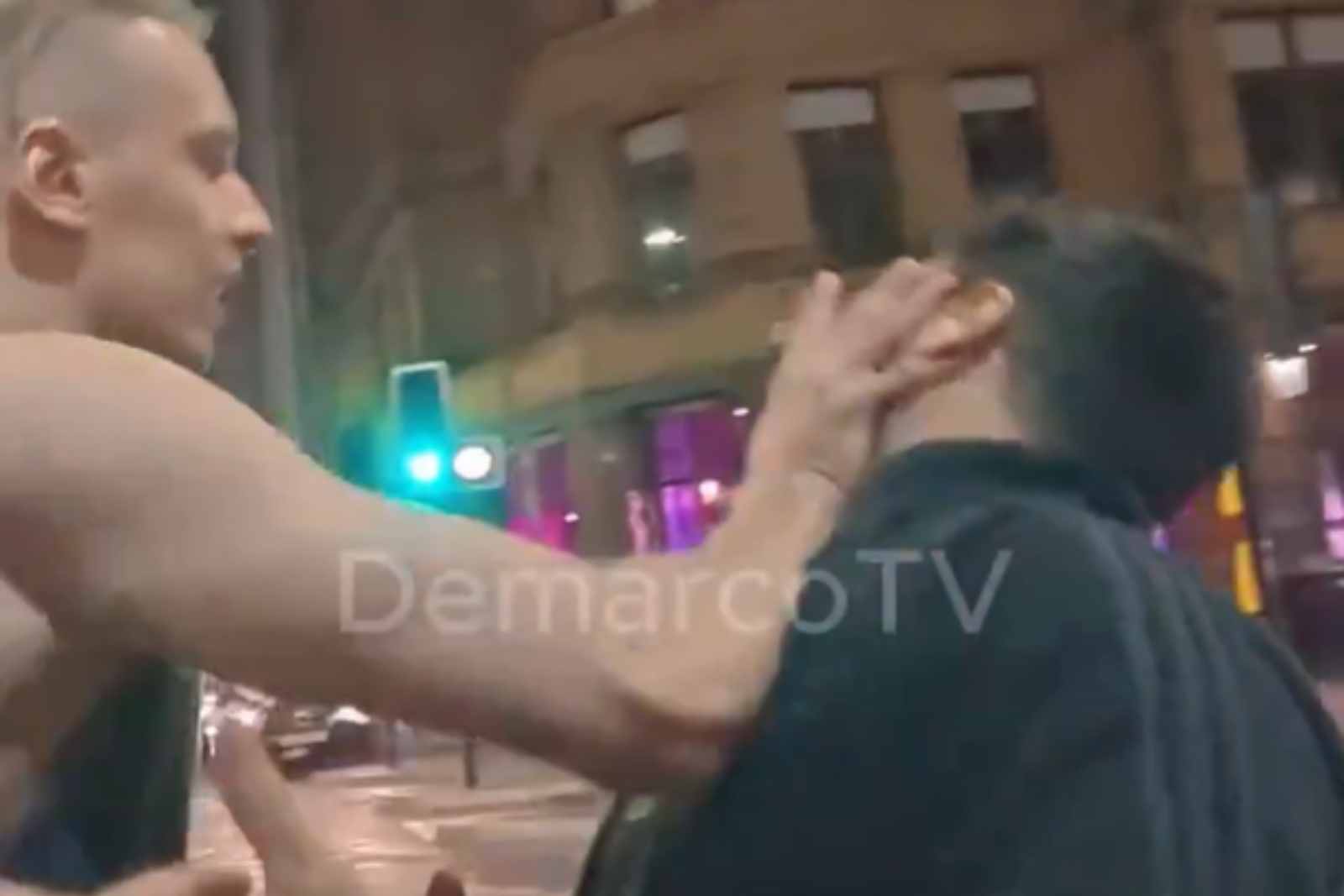 Un ataque racista en Manchester termina con el agresor noqueado tras ser respondido por la víctima