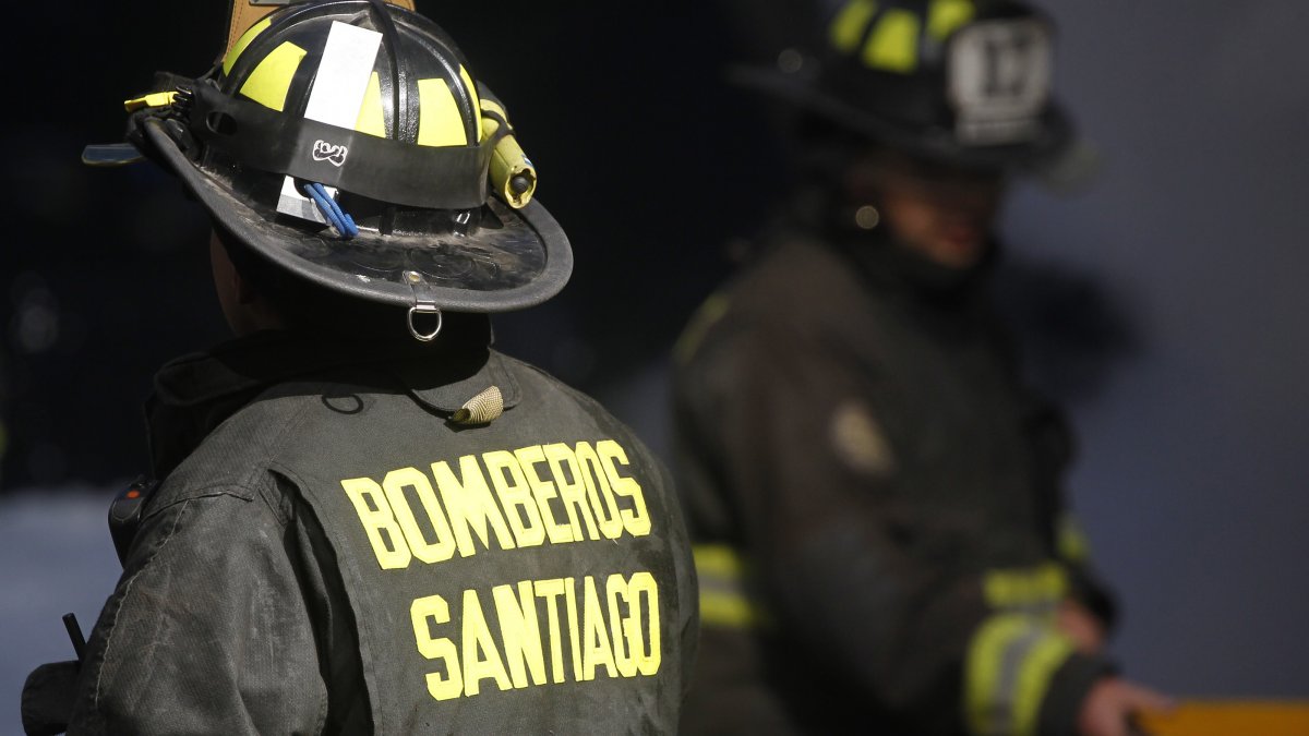 Bomberos controlan incendio en planta frigorífica de Buin tras emergencia por amoníaco y evacuaciones preventivas